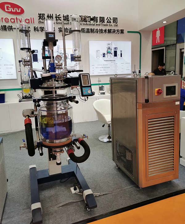 雙層升降玻璃反應(yīng)釜配套不銹鋼外殼高低溫一體機